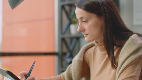 Hand-Einer-Grafikdesignerin-Mit-Interaktivem-Stift-Display,-Digitalem-Zeichentablett-Und-Stift-Auf-Einem-Computer.-Im-Büro.-Bearbeitung-Von-Grafiken.