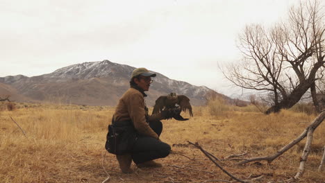 entrenador dando instrucciones a aves rapaces en un entrenamiento de halcón