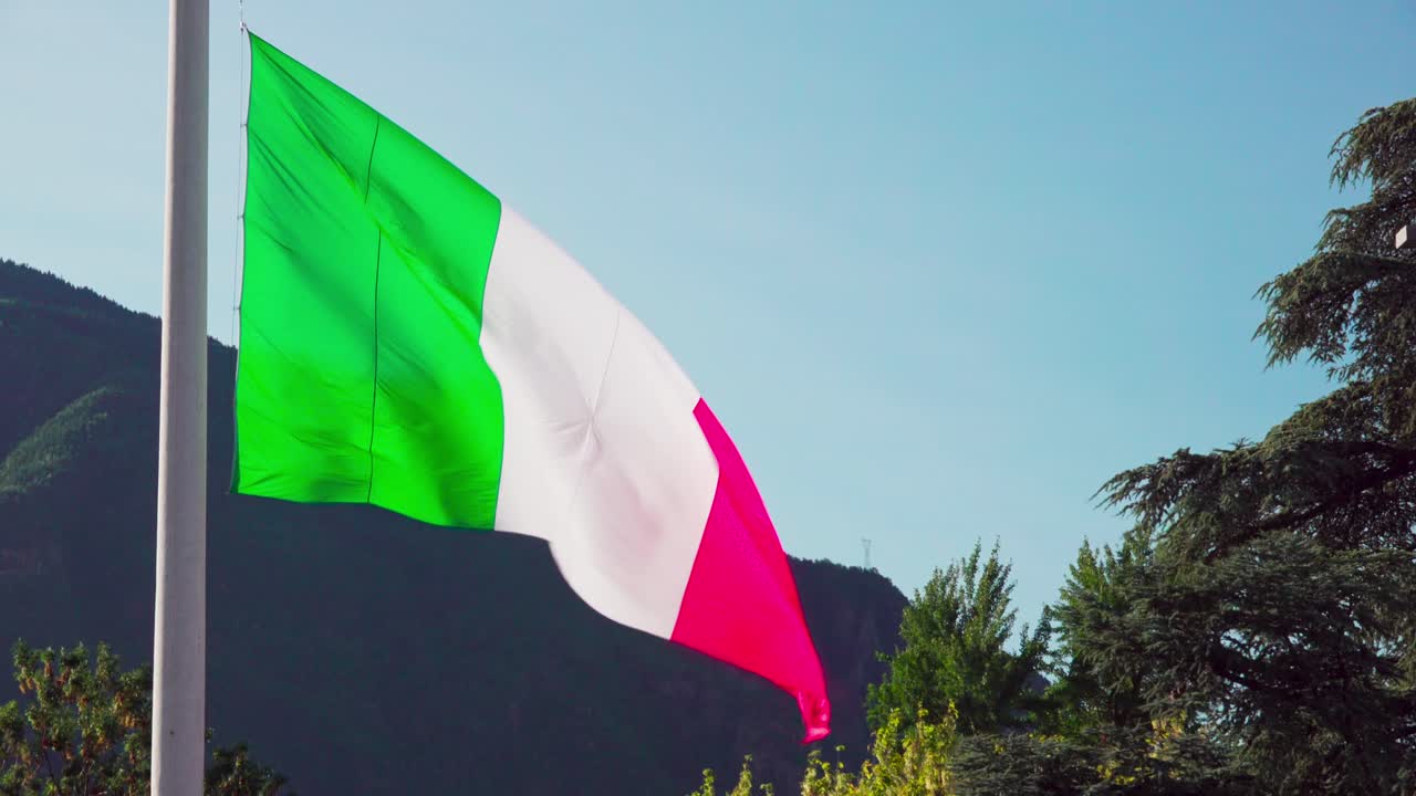 La bandiera italiana sventola al vento.