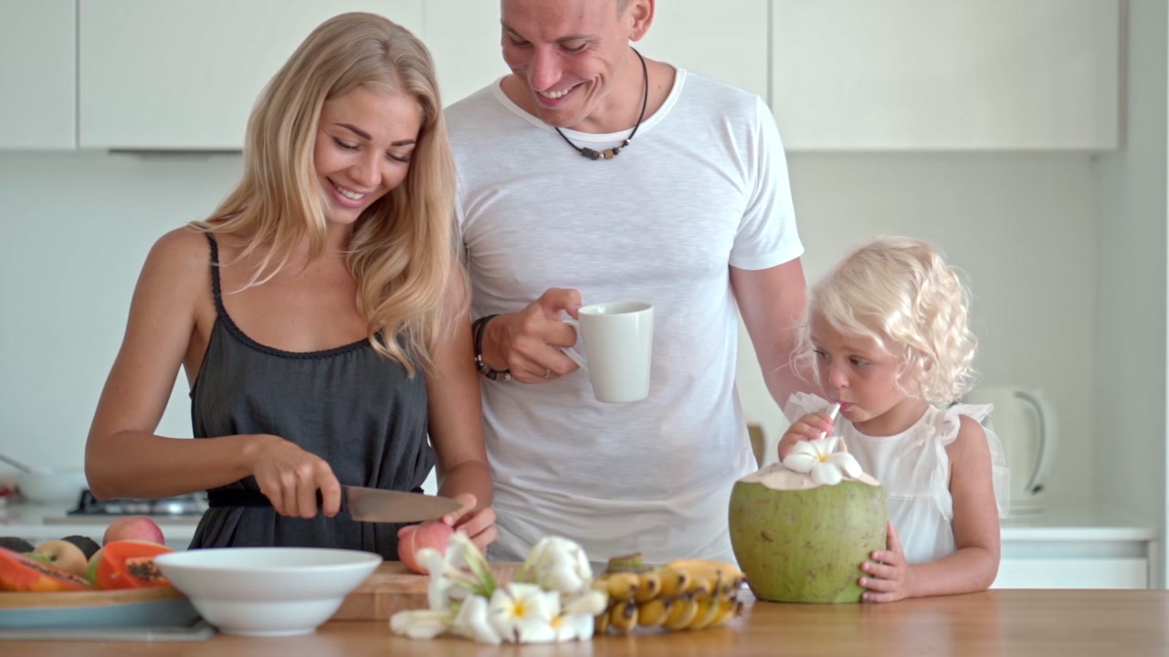 Famiglia felice che prepara cibo sano insieme in una cucina moderna