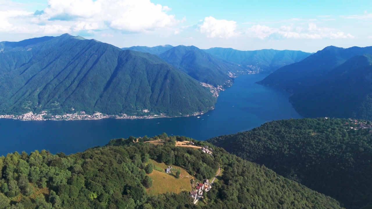 Splendida prospettiva aerea del Lago di Como in Italia, che rivela le sue acque blu mozzafiato, lussureggianti montagne verdi e incantevoli città lacustri.