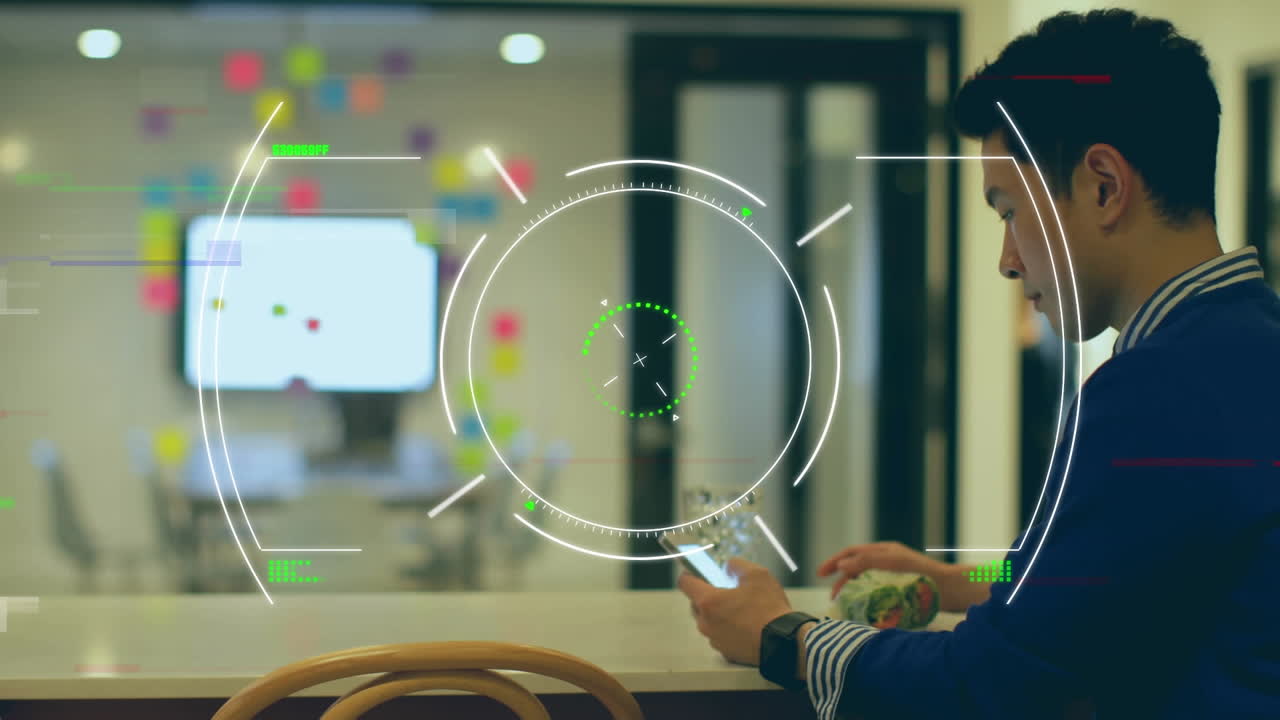 animación del escaneo del alcance y el procesamiento de datos sobre un hombre de negocios que usa un teléfono inteligente