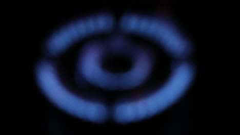 estufa de gas de esquisto como un fuego azul movimiento borroso