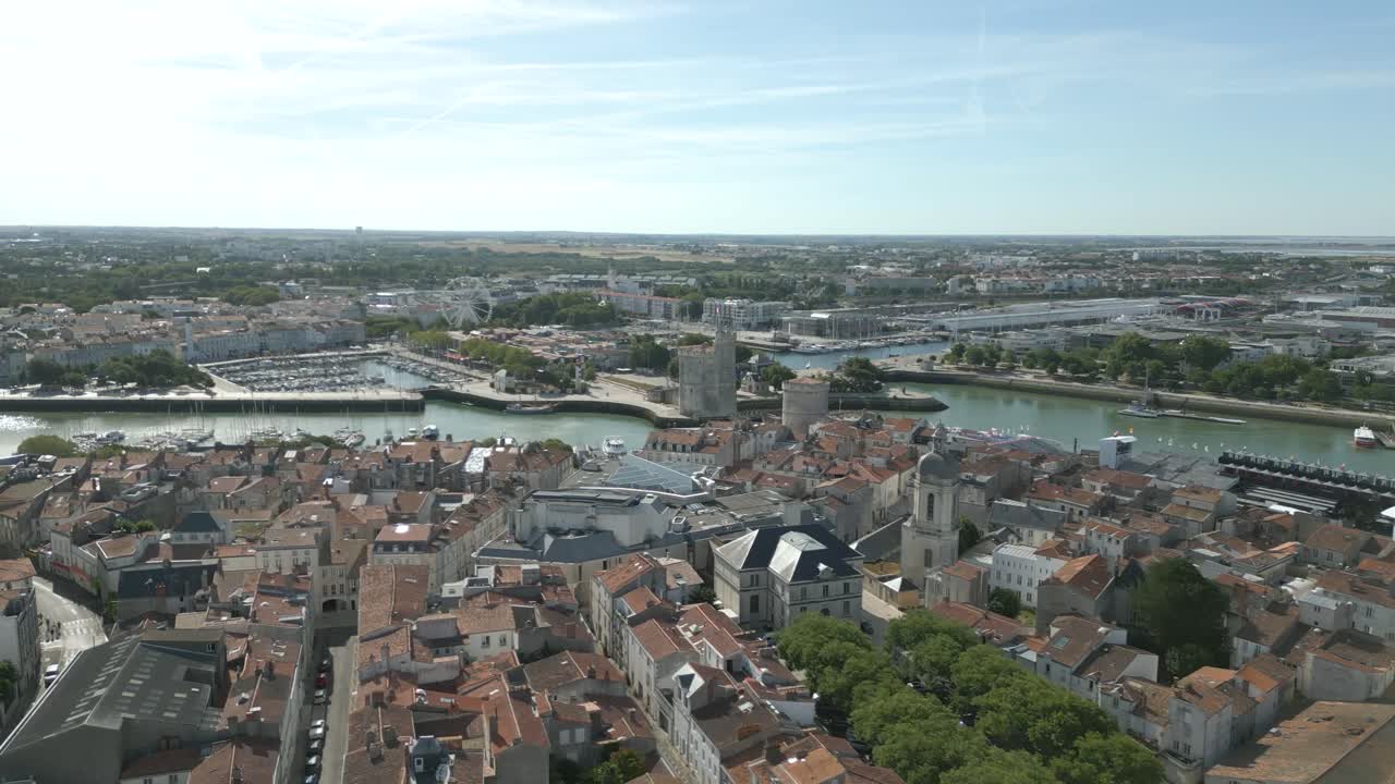 Panorama urbano di La Rochelle in Francia, porto e vecchia torre sullo sfondo
