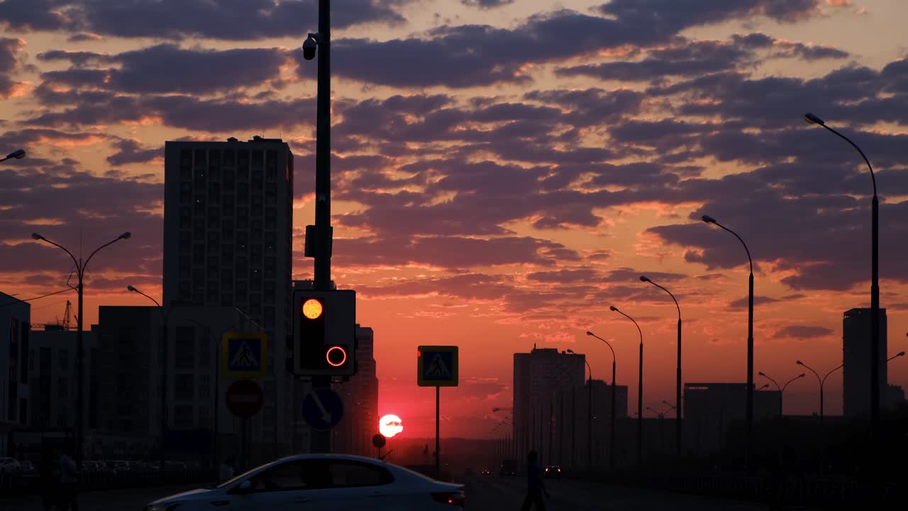 교통과 빨간 불과 함께 도시 해가 뜨고 해가 지는