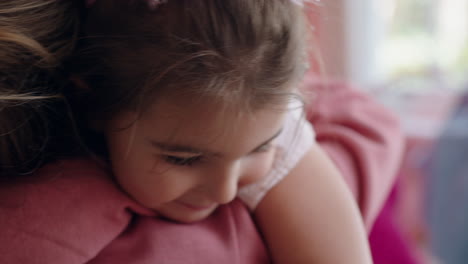 niña feliz abrazando a su madre disfrutando de la madre amorosa abrazando a su hija en casa imágenes de 4k