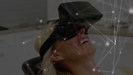 mujer acostada mientras usa un auricular de realidad virtual
