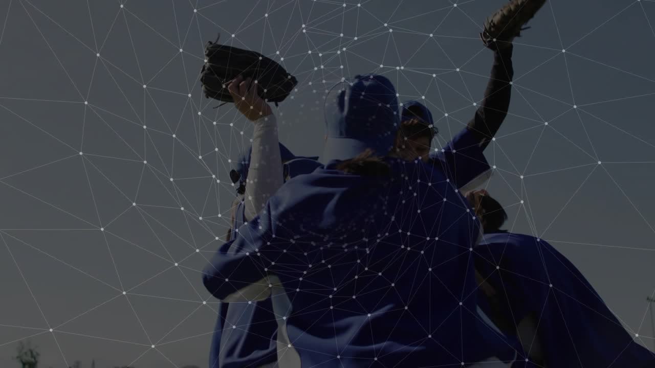 Šest baseballistek kráčejících v oblouku, držících rukavice, poté zahajujících rituál týmového pokřiku.
