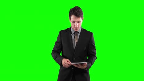 Animación-De-Un-Hombre-Caucásico-Con-Traje-Usando-Una-Tableta-En-Un-Fondo-Verde