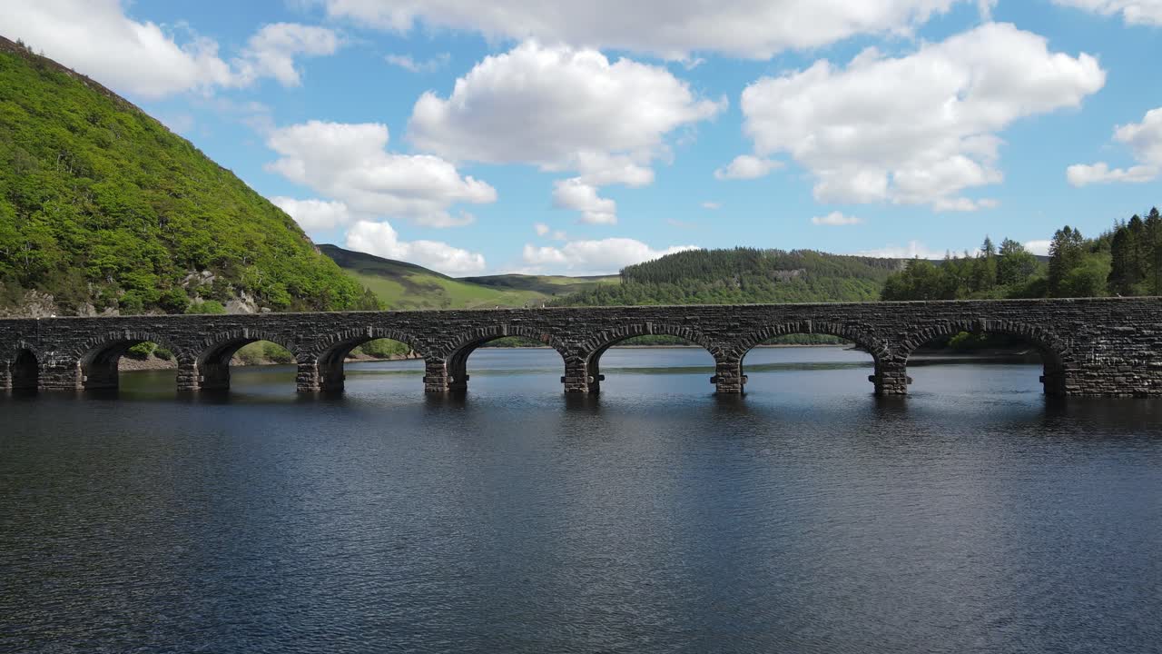 garreg ddu dam elan valley 웨일즈 공중 영상 팬