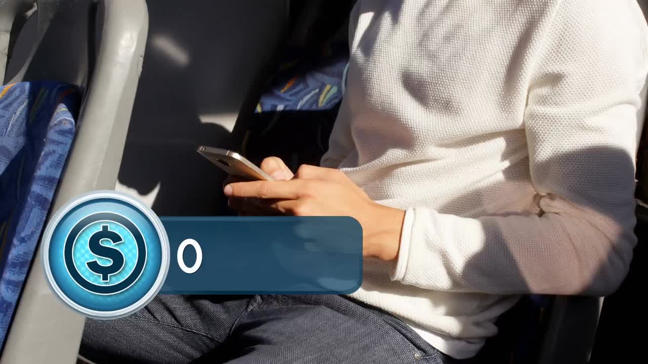 hombre sentado en el autobús navegando en su teléfono