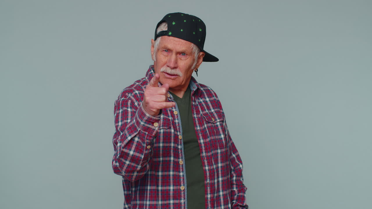 불만을 품은 남자가 짜증과 불만으로 손을 흔들고, 비난하고, 실패에 대해 비난하며, 왜 그런지 묻는다.