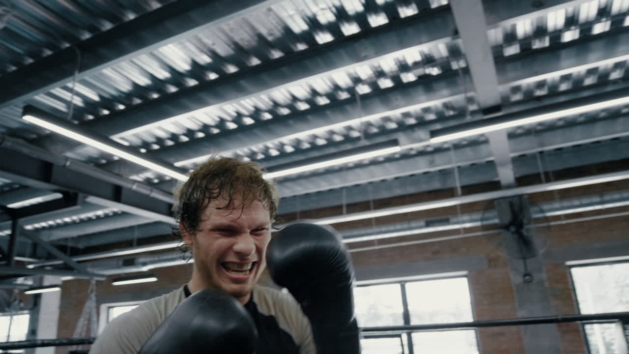 링 에서 공격성 을 나타내는 솔직 한 스포츠맨. 체육관 에서 진보 하는  ⁇ 박스 선수