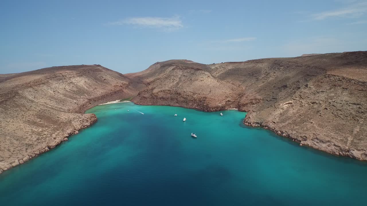 toma aérea de una ensenada con botes y pequeñas playas en la isla partida, parque nacional archipiélago espíritu santo, baja california sur.