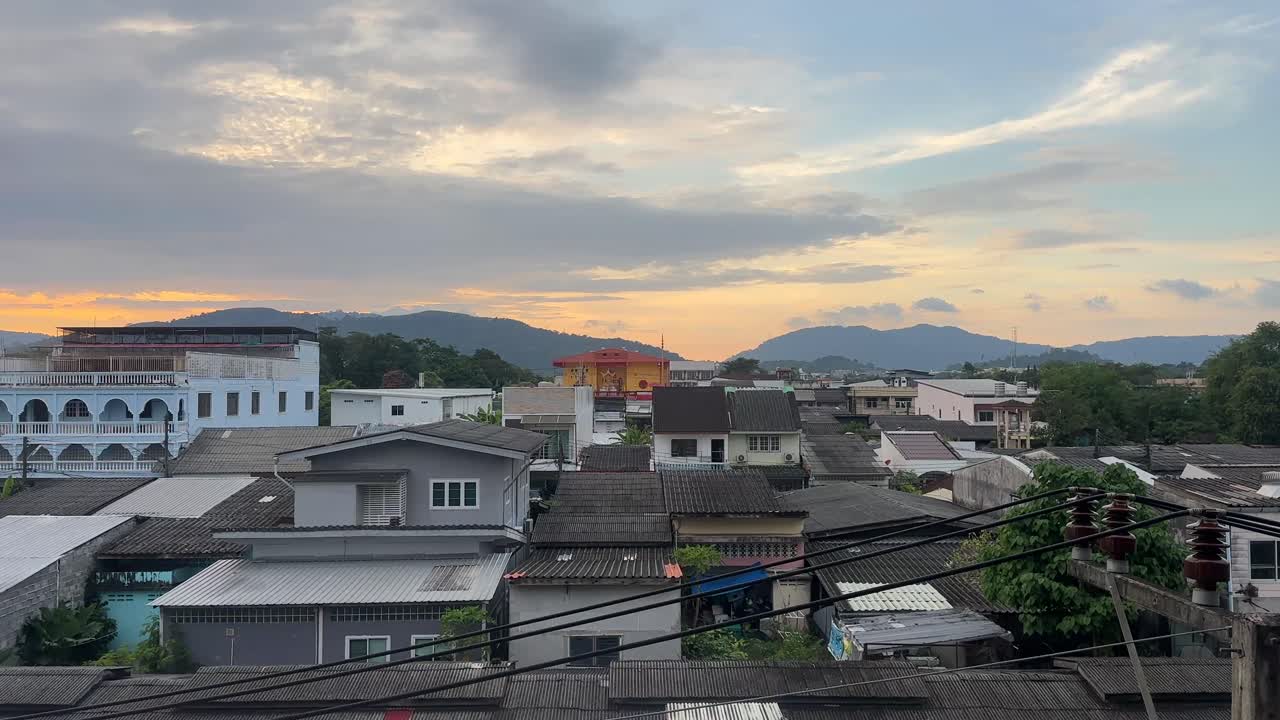 Time lapse de Phuket del día a la noche con vistas a la ciudad, Tailandia, Sudeste Asiático