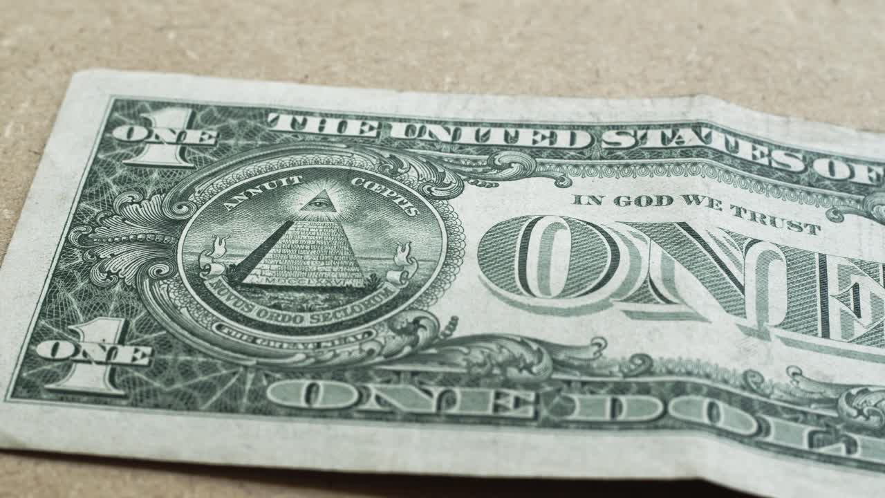 el ojo que todo lo ve y la parte posterior de la pirámide del billete de un dólar de los estados unidos 4k