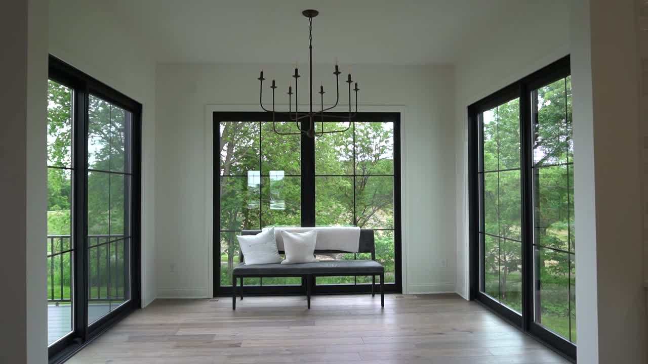 habitación moderna de mediados de siglo para las 4 estaciones con vista a un bosque.