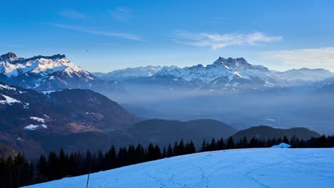 Vista-Panorámica-De-Lapso-De-Tiempo-De-Las-Montañas-Nevadas-De-Los-Alpes-De-Leysin-En-Suiza