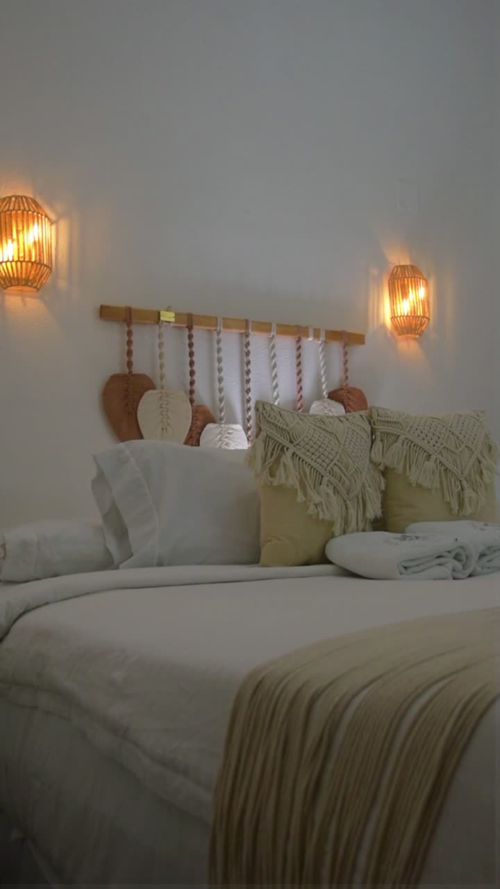 Imagen relajante e inspiradora de una habitación de hotel con encanto, diseñada con un estilo bohemio acogedor para lograr la máxima comodidad y relajación