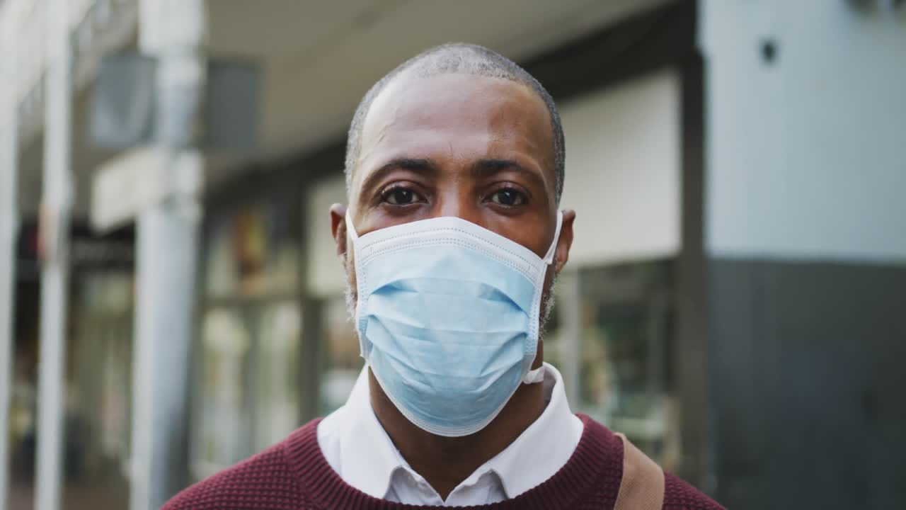 코로나바이러스 코로나19 마스크를 착용한 아프리카계 미국인