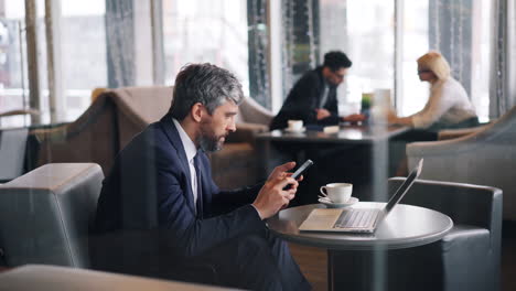 hombre de negocios trabajando en un café