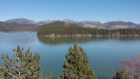 Drohnenschuss-Aoos-Springs-See-Epirus-Metsovo-Griechenland-Sonniger-Tag-Blauer-Himmel