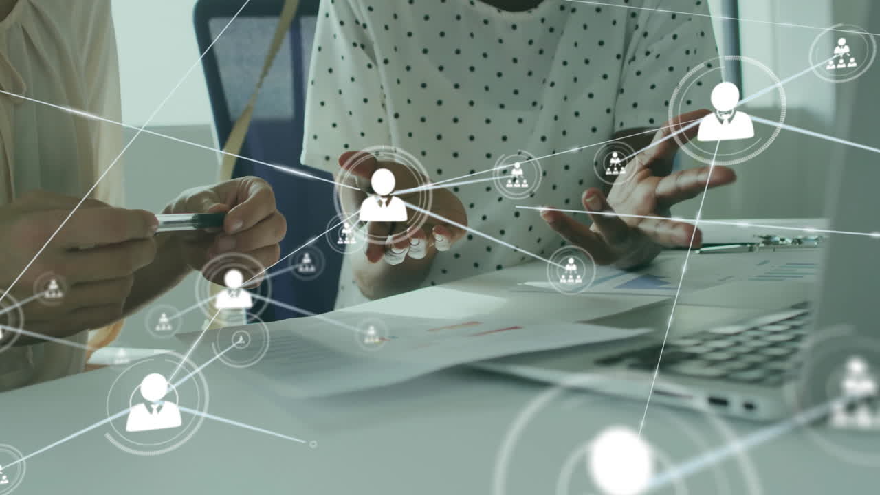 animación de iconos conectados sobre diversas trabajadoras que discuten informes en el escritorio de la oficina