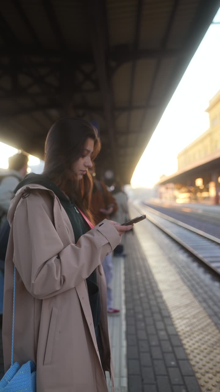 mujer esperando en la estación de tren
