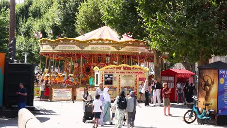 personas disfrutando de un carrusel en una feria de atracciones