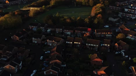 Vista-Aérea-De-La-Vivienda-Del-Barrio-Británico-Mirando-Hacia-Abajo-Sobre-Los-Tejados-Del-Pueblo-De-Colores-Otoñales-Del-Amanecer-Temprano-En-La-Mañana