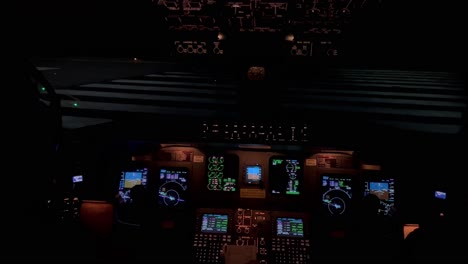 Atemberaubender-Blick-Auf-Ein-Jet-Cockpit,-Das-Sich-Zum-Abflug-Auf-Der-Landebahn-Ausrichtet