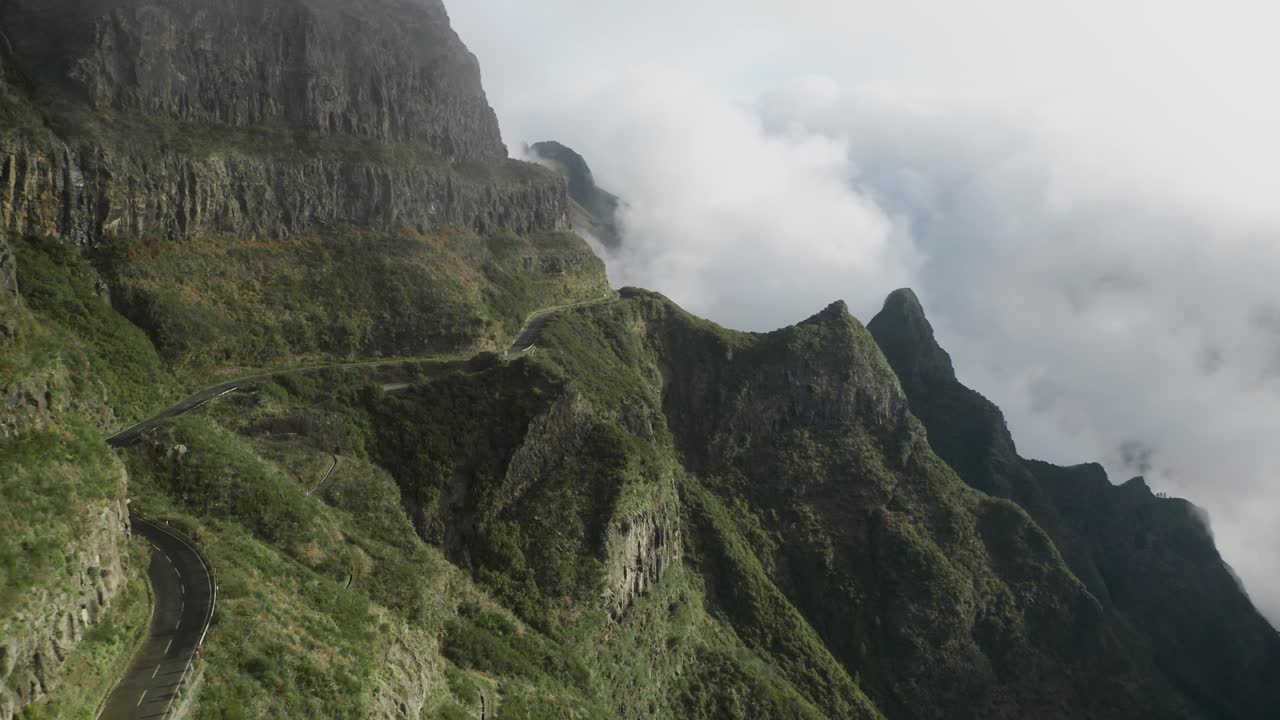 ruta automática cautivadora panorámica sinuosa a través de montañas escénicas en madeira, luz solar de ensueño, antena