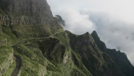 Ruta-Automática-Cautivadora-Panorámica-Sinuosa-A-Través-De-Montañas-Escénicas-En-Madeira,-Luz-Solar-De-Ensueño,-Antena