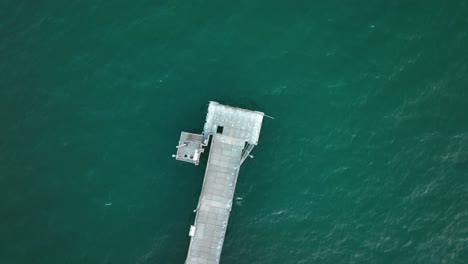 Blick-Von-Oben-Nach-Unten-über-Den-Bob-Hall-Pier-In-Corpus-Christi,-Texas---Drohnenaufnahme-Aus-Der-Luft