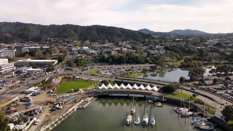 Vista-Aérea-Del-Puente-Victoria-Canopy-En-La-Ciudad-De-Whangarei,-Nueva-Zelanda