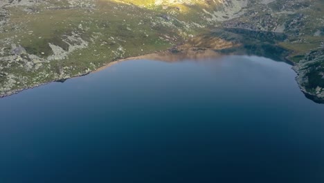 volando alrededor del hermoso lago bucura en un hermoso día soleado