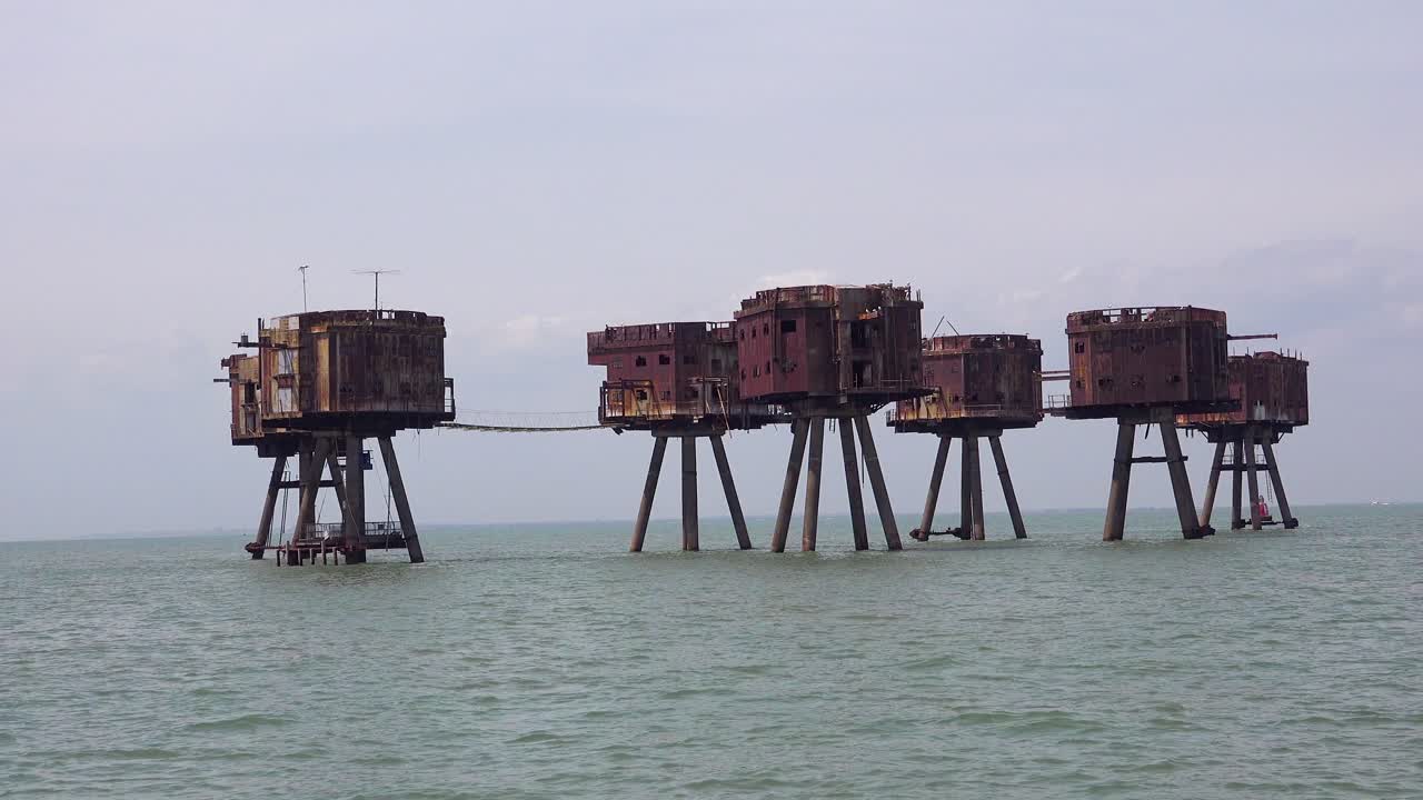 las estructuras de maunsell forts old world war two se oxidan sobre pilotes en el estuario del río támesis en inglaterra