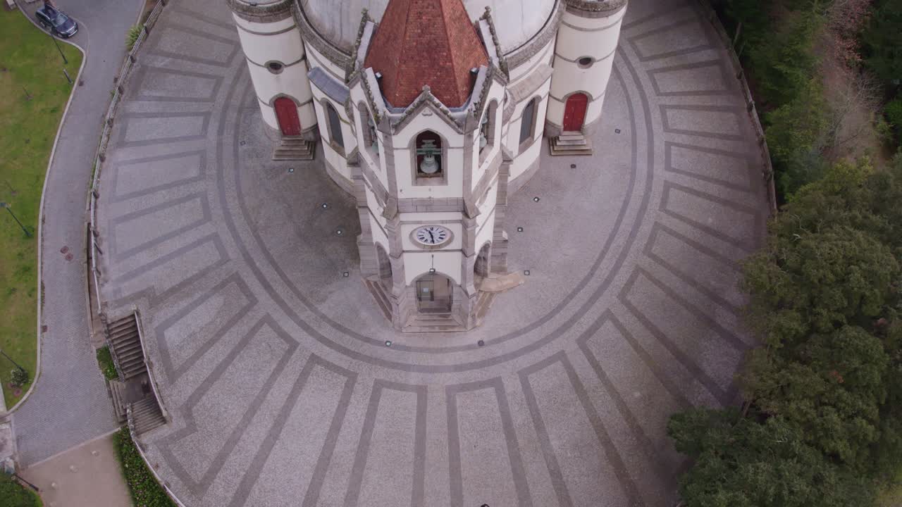 포르투갈 페나피엘 에 있는 다 피에다드 에 산토스 파스 교회 위 를 날아다니는 항공기