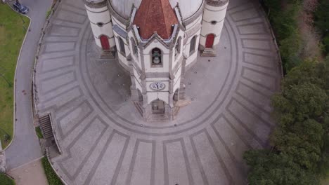 Sobrevolar-La-Iglesia-Da-Piedad-E-Santos-Passo-En-Penafiel-Portugal,-Antena