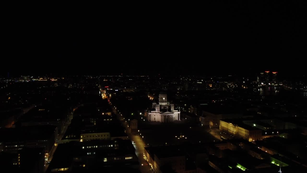 헬싱키 대성당 가톨릭 교회 가 어두운 밤 에 빛나고 있다