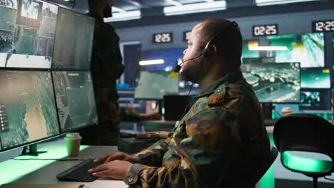 operador de comunicaciones de radio hablando en micrófono de auricular, de cerca