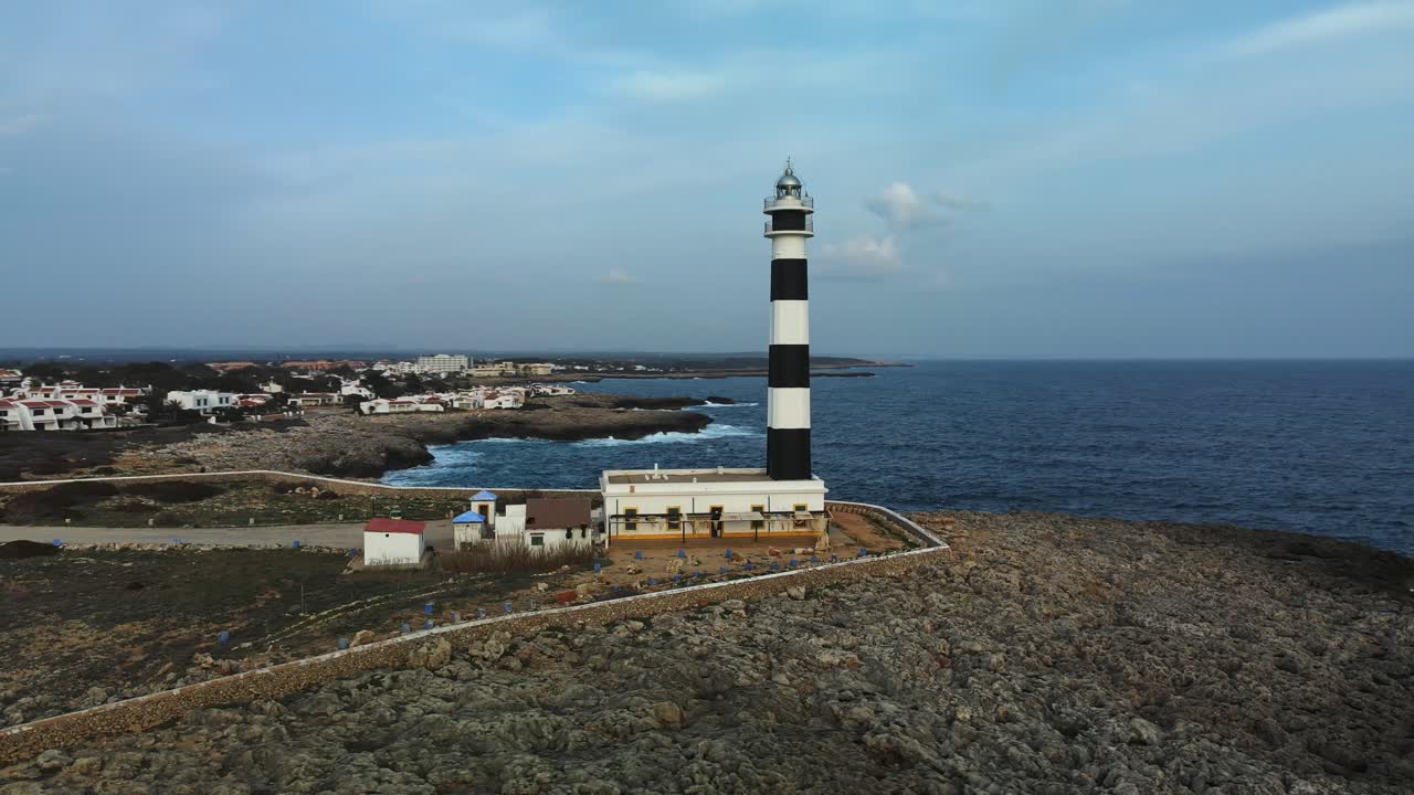 panorámica cinematográfica con drone alrededor del faro en menorca españa