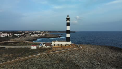panorámica cinematográfica con drone alrededor del faro en menorca españa