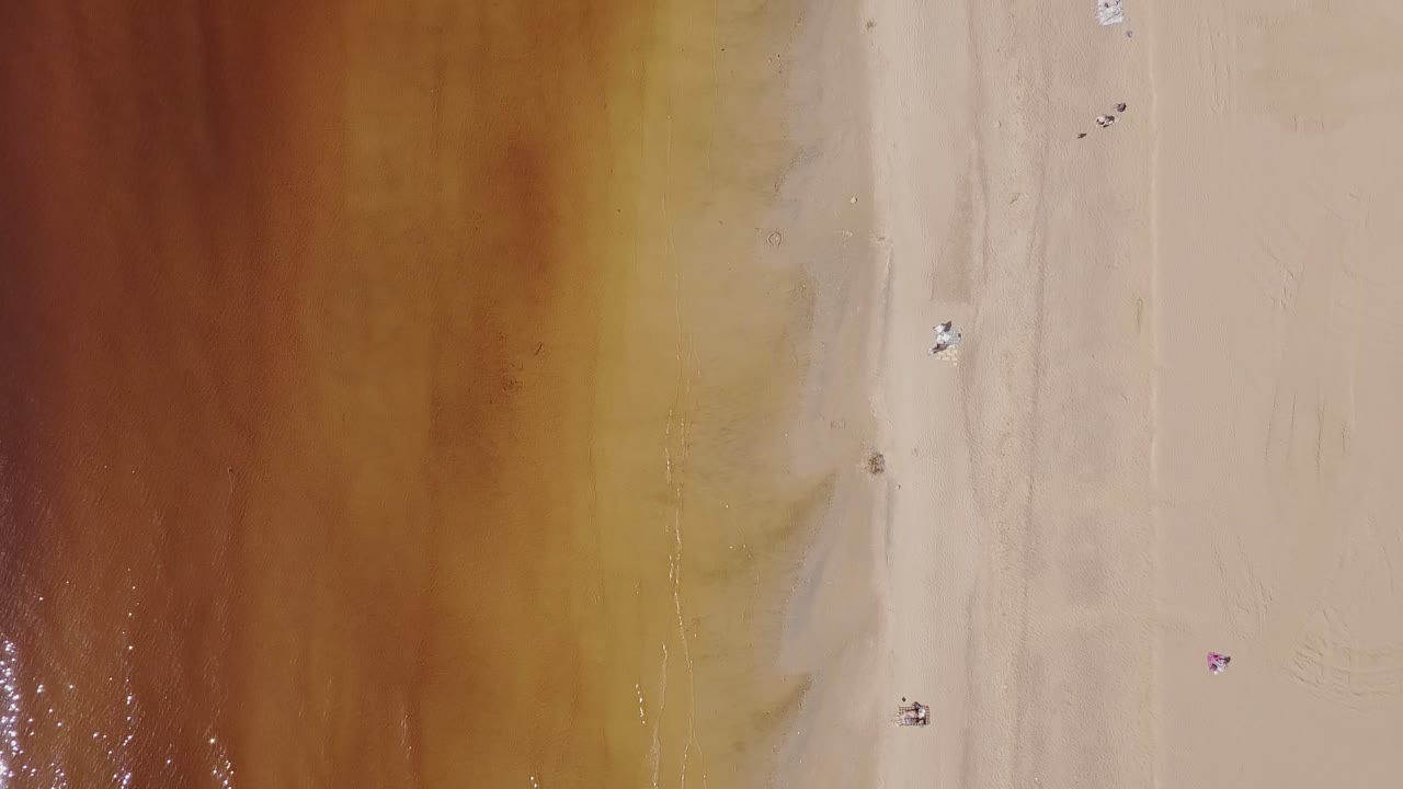 Spiaggia, vista aerea dall'alto con poche persone sulla riva