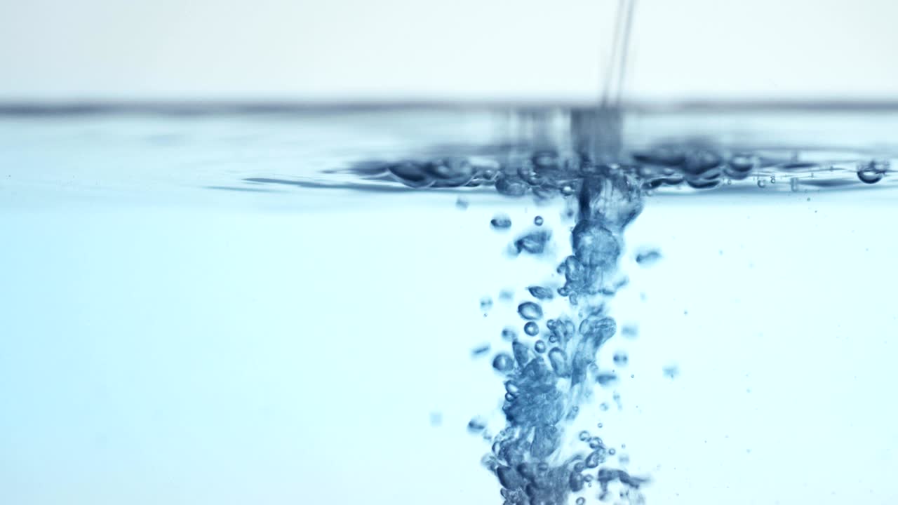 순수한 물, 크리스탈은 느린 동작으로 떨어지고 신선한 소용돌이를 방출합니다. 물은 가장 높은 빙하에서 온다.