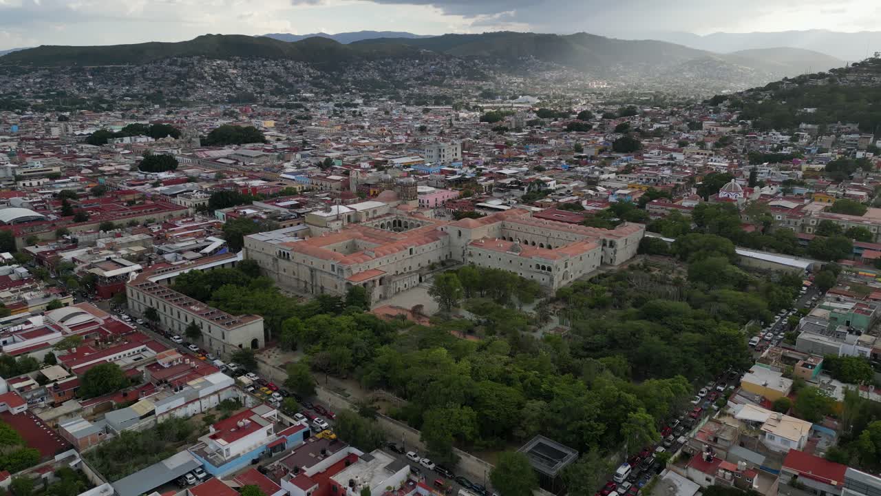 por encima de la ciudad de oaxaca: vista aérea de la iglesia de santo domingo y el exconvento en la ciudad de oaxaca, méxico