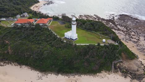 Vista-Aérea-Del-Faro-De-Norah-Head-Con-Nimbin-Beach---Norah-Head,-Promontorio-En-La-Costa-Central,-Nueva-Gales-Del-Sur,-Australia