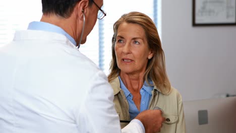 médico examinando a una mujer mayor