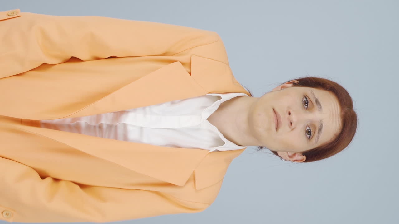 피부에 주름이 있는 사업가 여성의 수직 비디오가 짜증납니다.