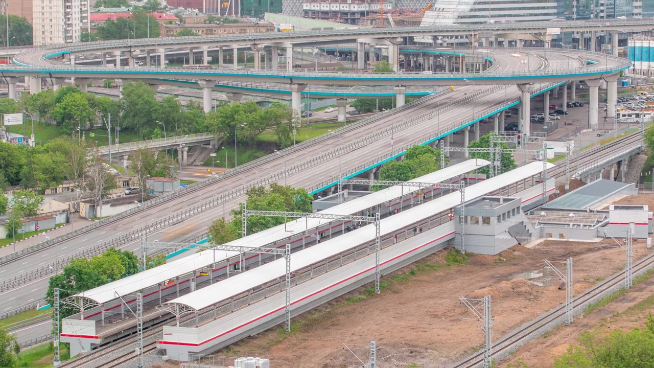 Vòng nhỏ của Đường sắt Moscow, video tua nhanh thời gian. Đường sắt vành đai ở Moscow, Nga. Ga Shelepikha nhìn từ trên cao với giao thông trên vành đai vận tải thứ ba và đường cao tốc